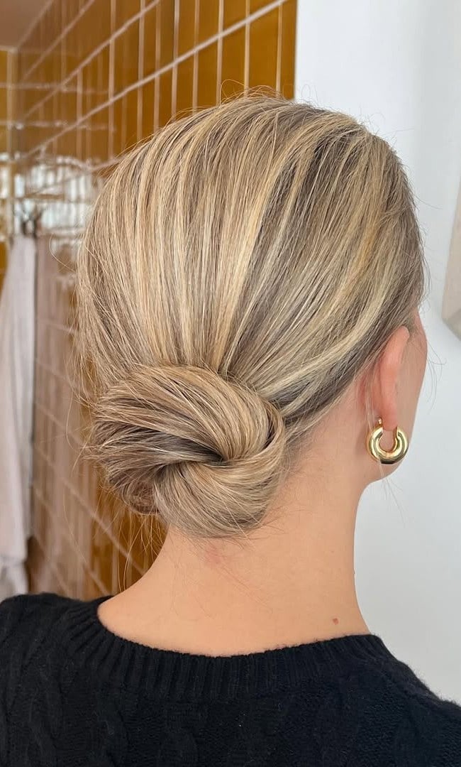 DIY Friendly Ash Blonde Collarbone Bun DIY Friendly Ash Blonde Collarbone Bun — Simple Updo Hair