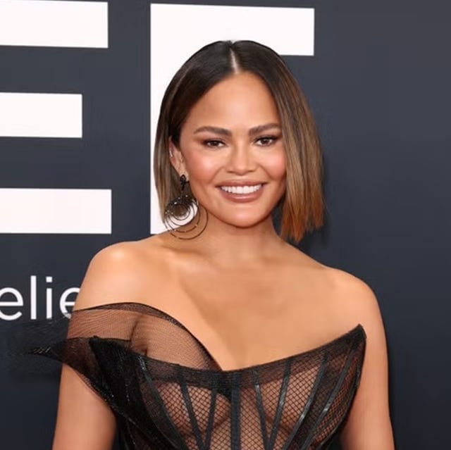 Chin Length Blunt Bob With Sleek Finish, Close-Up Take Chin Length Blunt Bob With Sleek Finish, Close-Up Take — Simple Volume Hair