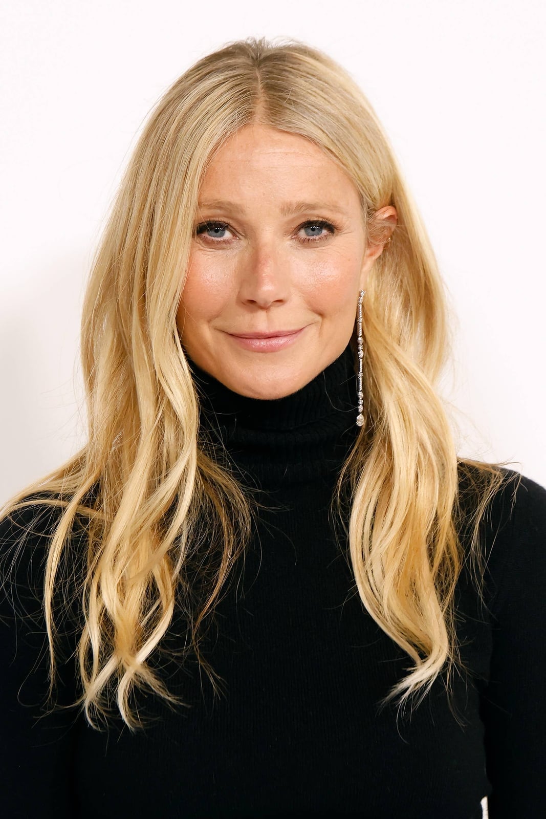 Collarbone Ash Blonde With Side-Swept Bangs — Simple Volumizing Hair