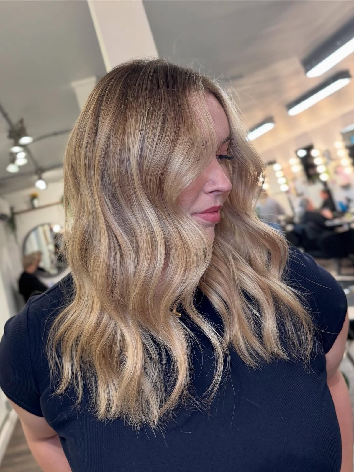 Collarbone Layers With Ash Blonde — Simple Wavy Hairstyles