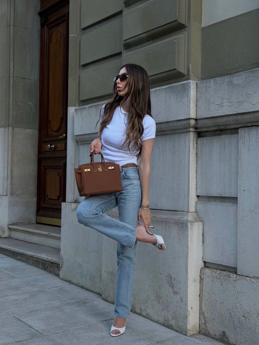 White T-Shirt with Light Blue Jeans and Heeled Sandals White T-Shirt with Light Blue Jeans and Heeled Sandals — Simple White Top Outfits