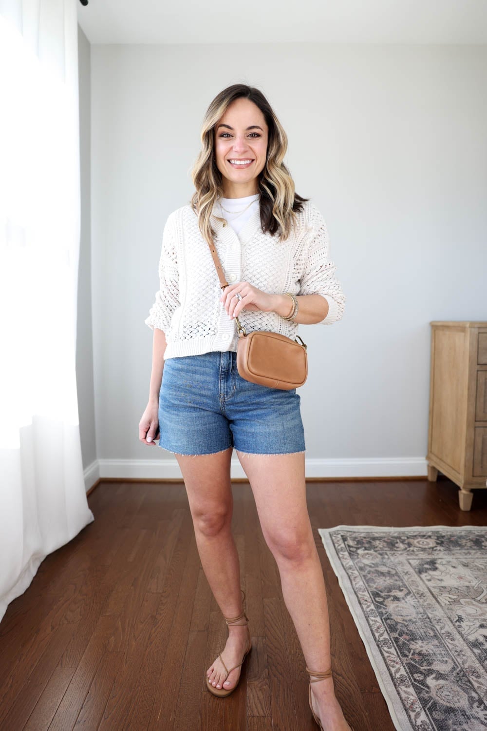White T-Shirt with Denim Shorts and Knit Cardigan White T-Shirt with Denim Shorts and Knit Cardigan — Simple White Top Outfits