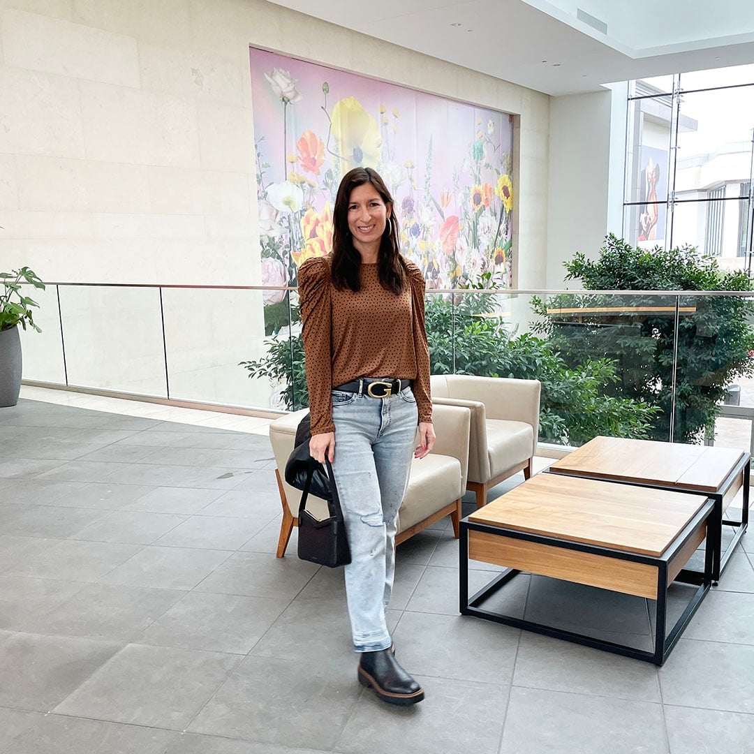 Puff Sleeve Top With Straight Leg Jeans and Belt — Straight Leg Jeans Outfits