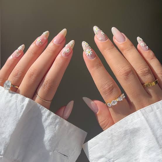 Sheer Nude Daisy Short Almond Nails Sheer Nude Daisy Short Almond Nails — Trendy Almond Nails