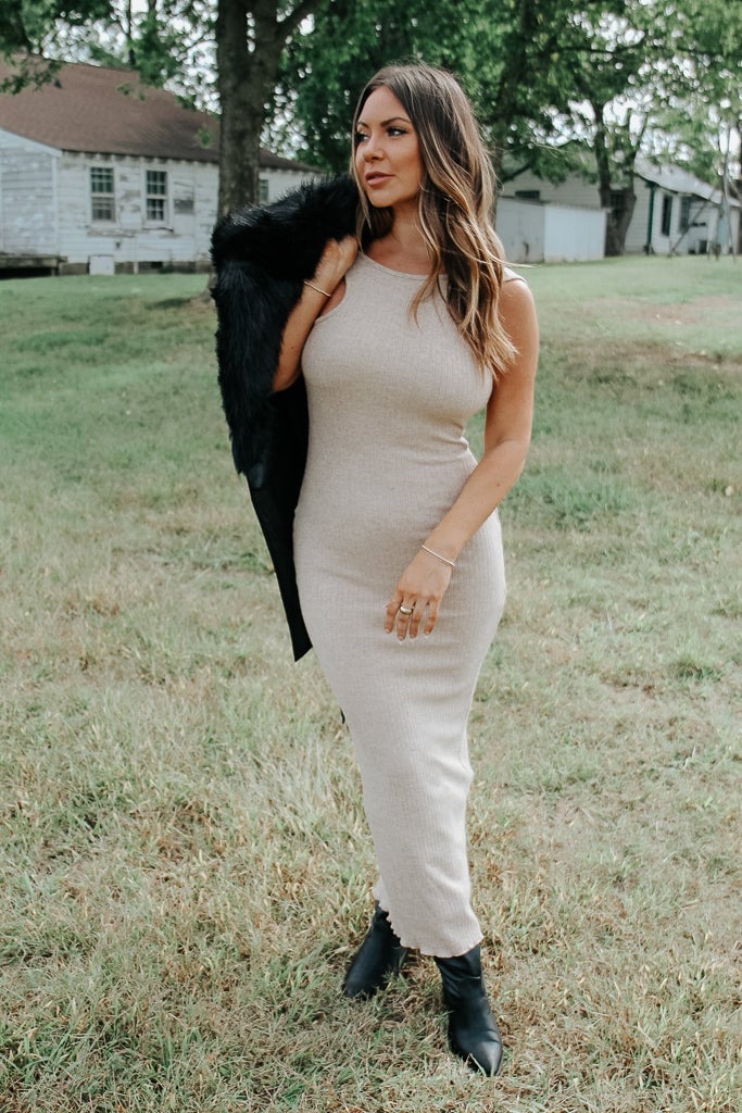 Fitted beige knit maxi dress with faux fur jacket — Trendy Beige Outfits