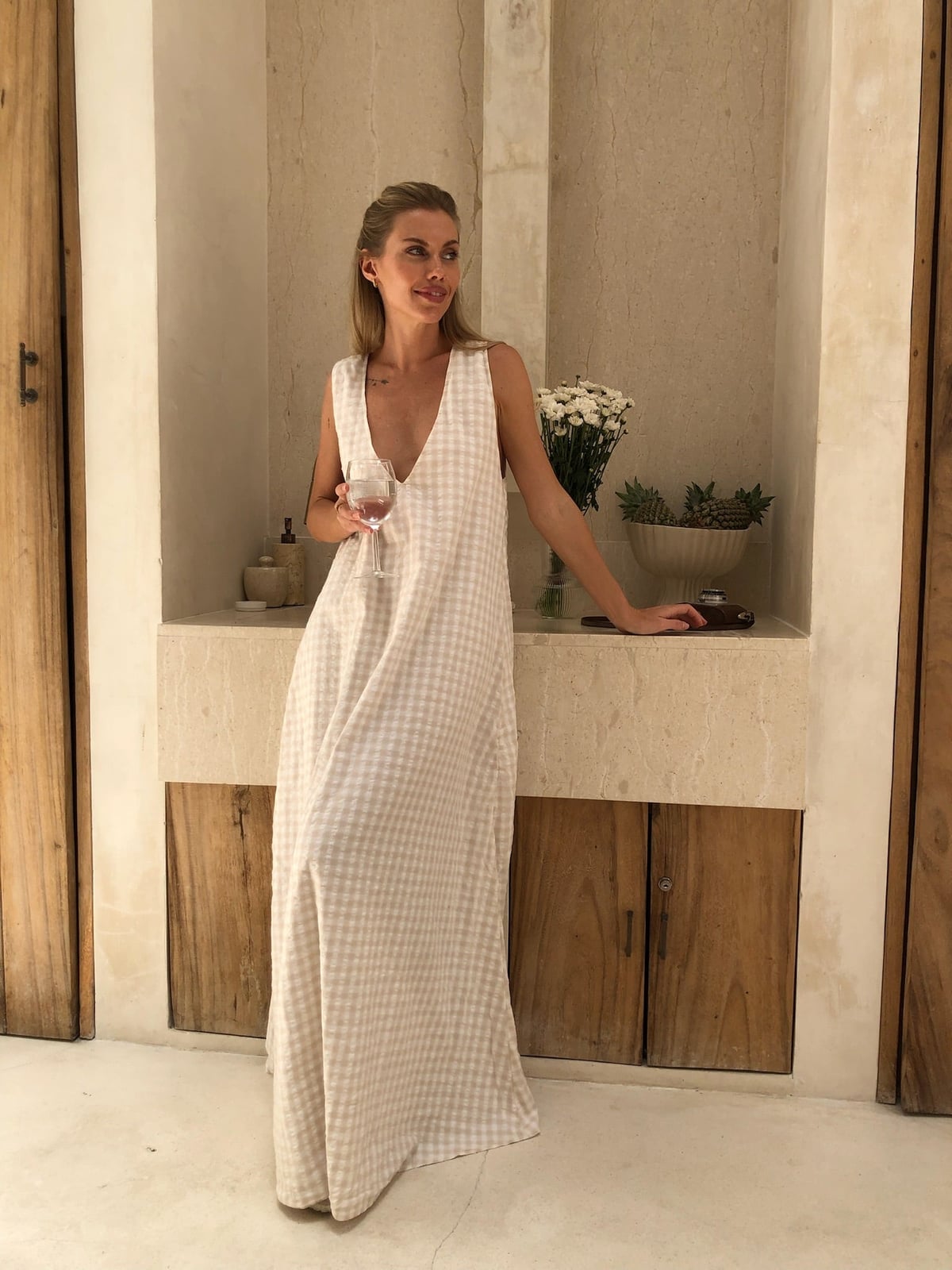 Beige and white gingham maxi dress — Trendy Beige Outfits