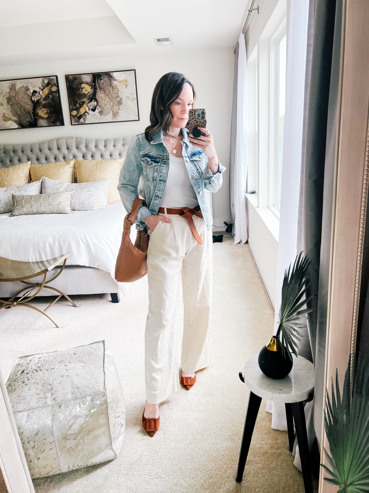 Wide-leg beige linen trousers with denim jacket — Trendy Beige Outfits