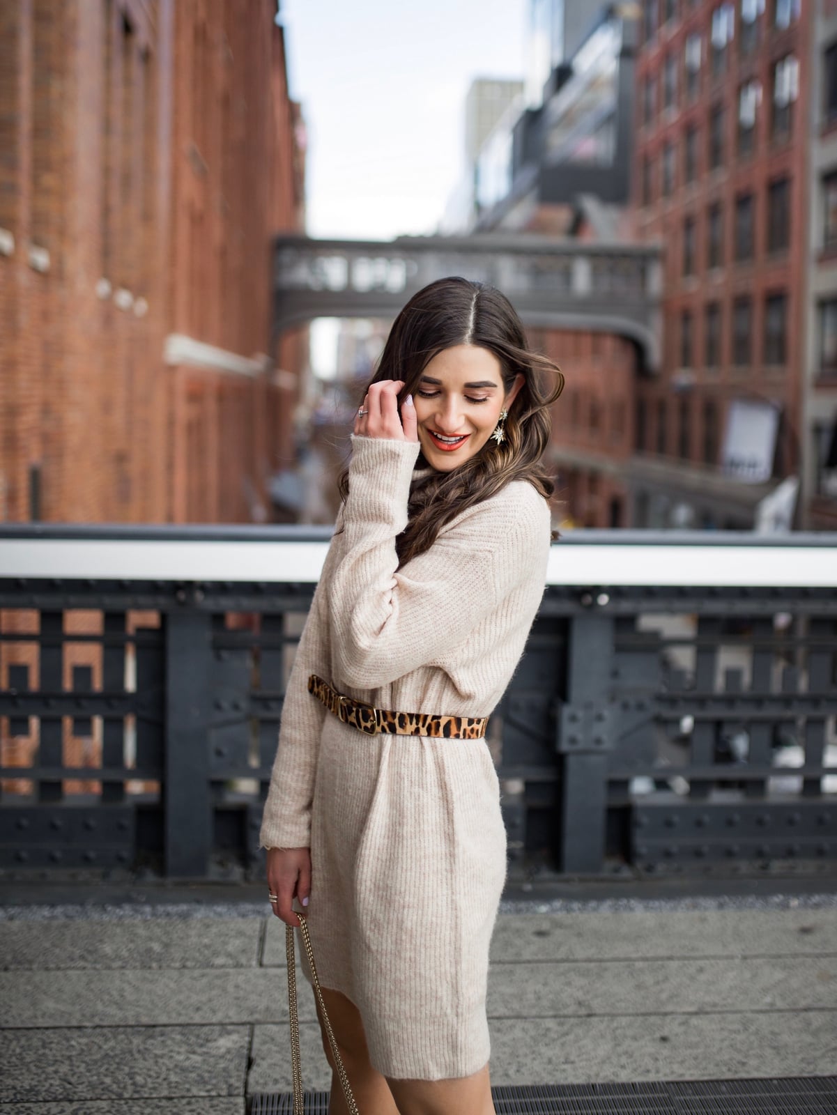 Beige knit sweater dress with leopard print belt — Trendy Beige Outfits