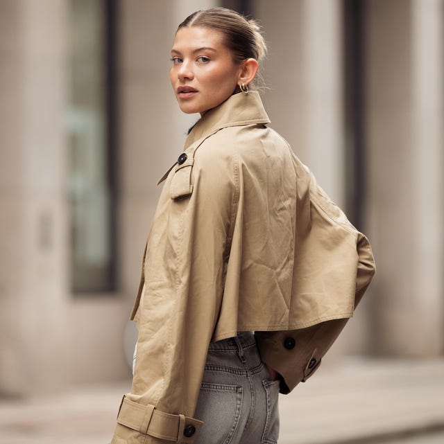 Beige cropped trench coat over light top — Trendy Beige Outfits