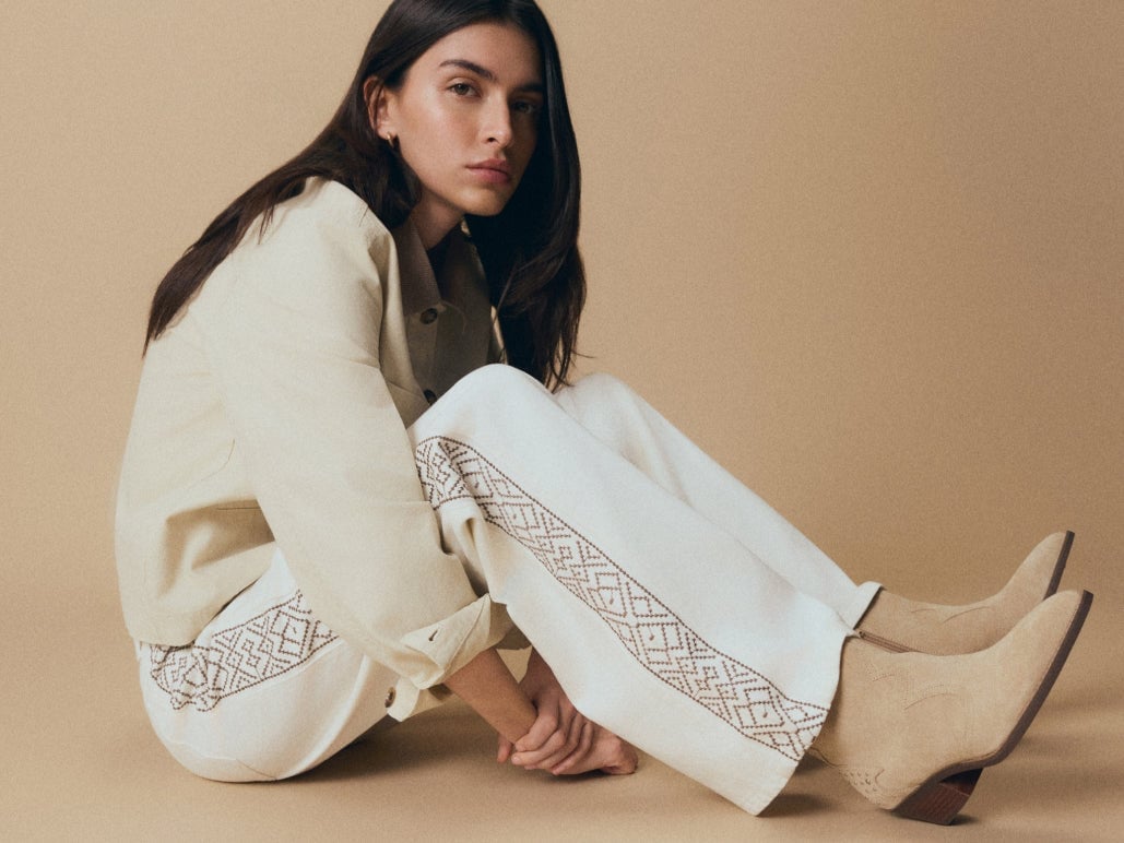Cream linen jacket with patterned wide-leg trousers, Suede Ankle Boots — Trendy Beige Outfits