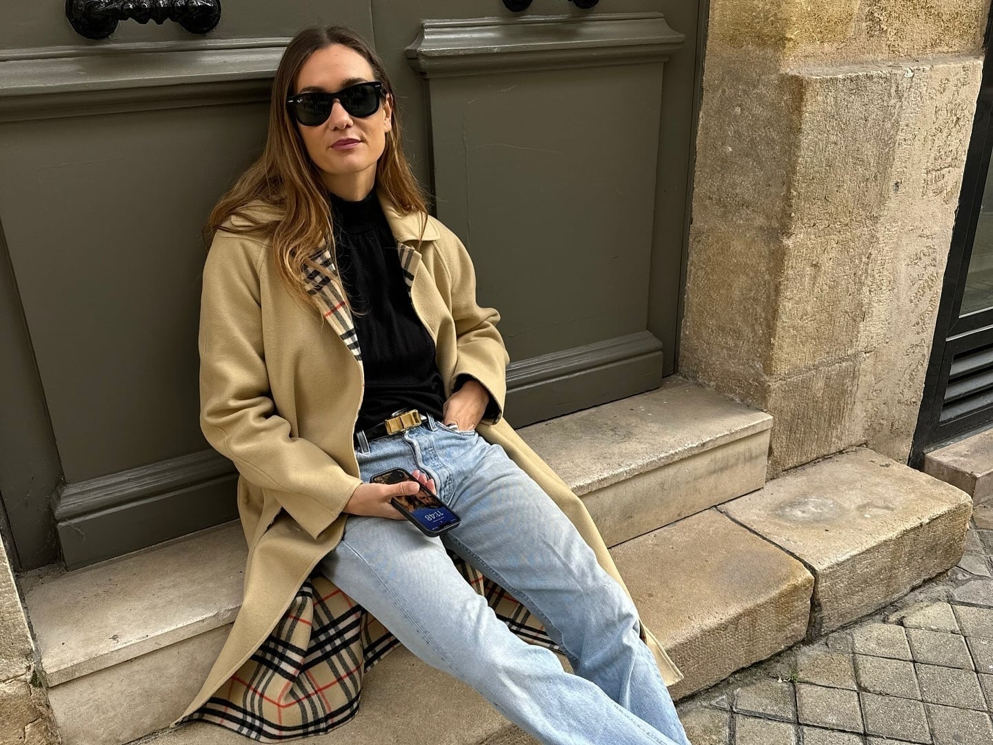 Beige trench coat with plaid lining and jeans — Trendy Beige Outfits