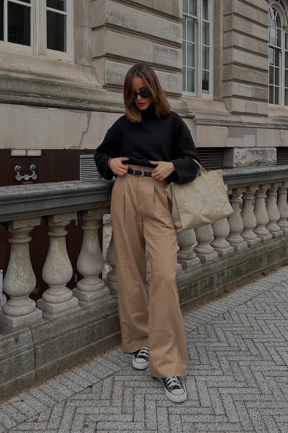 Wide-leg beige trousers with black turtleneck and sneakers — Trendy Beige Outfits