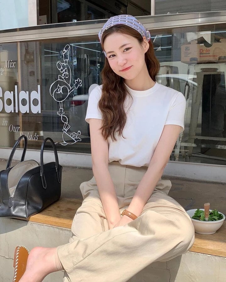 Wide-leg beige trousers with white t-shirt and slide sandals — Trendy Beige Outfits