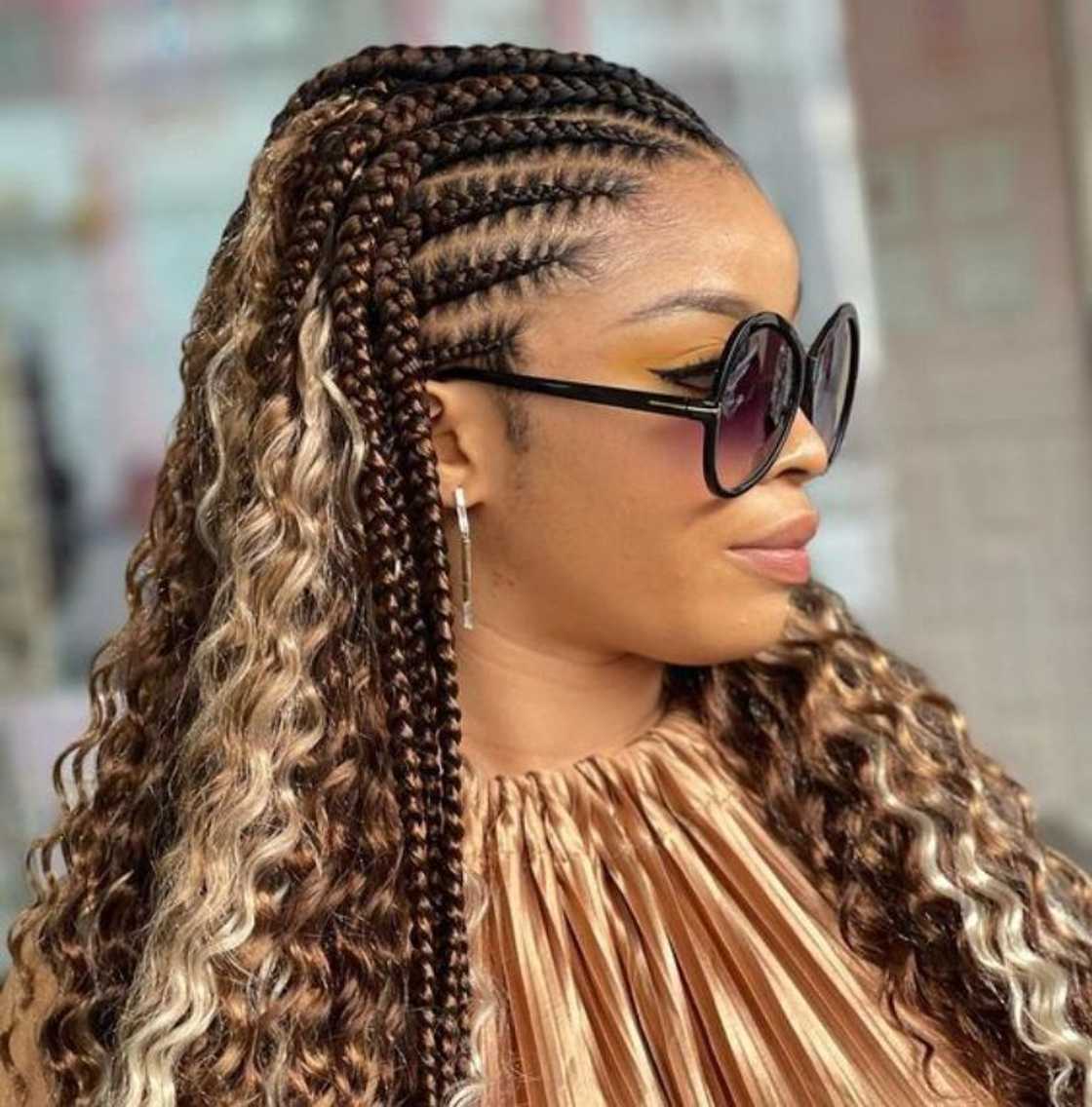 Box Braids with Blonde Highlights and Curls — Trendy Braids to the Back