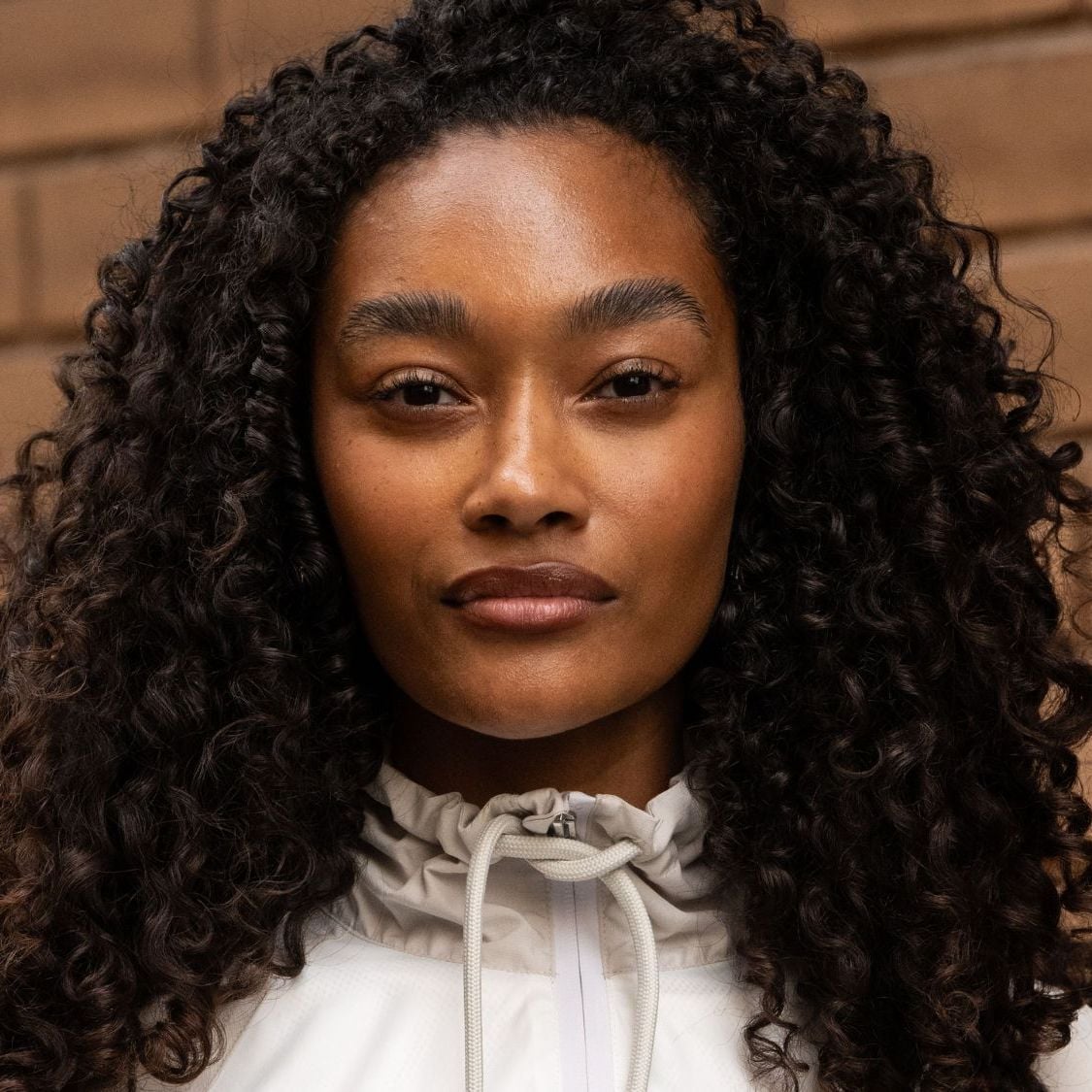 Collarbone Curly Hair with Blonde Balayage Collarbone Curly Hair with Blonde Balayage — Trendy Curly Hair Down