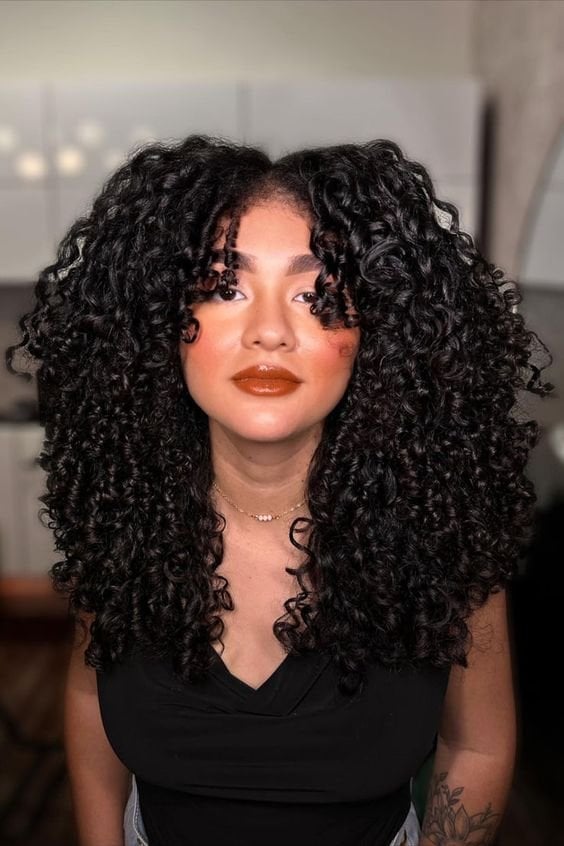 Shoulder Length Black Curly Hair with Curtain Bangs and Layers Shoulder Length Black Curly Hair with Curtain Bangs and Layers — Trendy Curly Hair Down