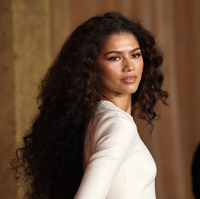 Mid-Back Curly Hair with Side Part Mid-Back Curly Hair with Side Part — Trendy Curly Hair Down