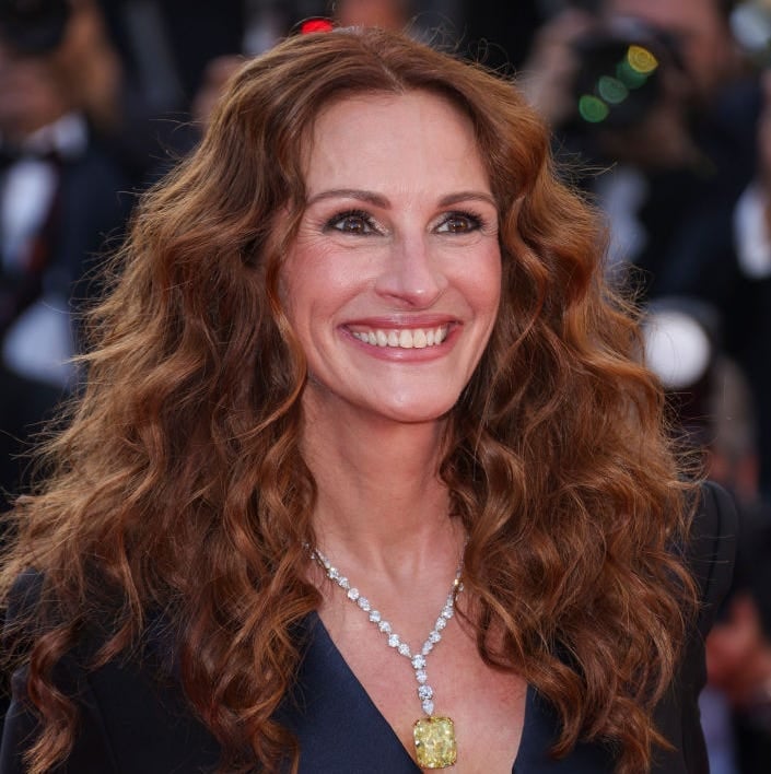 Mid-Back Wavy Hair in Copper Red Mid-Back Wavy Hair in Copper Red — Trendy Curly Hair Down