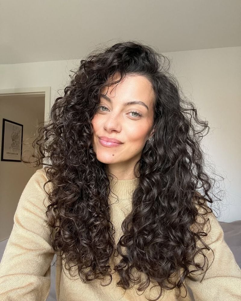 Mid-Back Curly Hair with Subtle Highlights Mid-Back Curly Hair with Subtle Highlights — Trendy Curly Hair Down