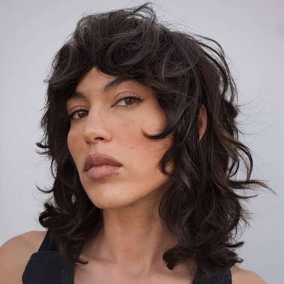 Thick Collarbone Shag with Curtain Bangs Thick Collarbone Shag with Curtain Bangs — Trendy Curly Hair Down