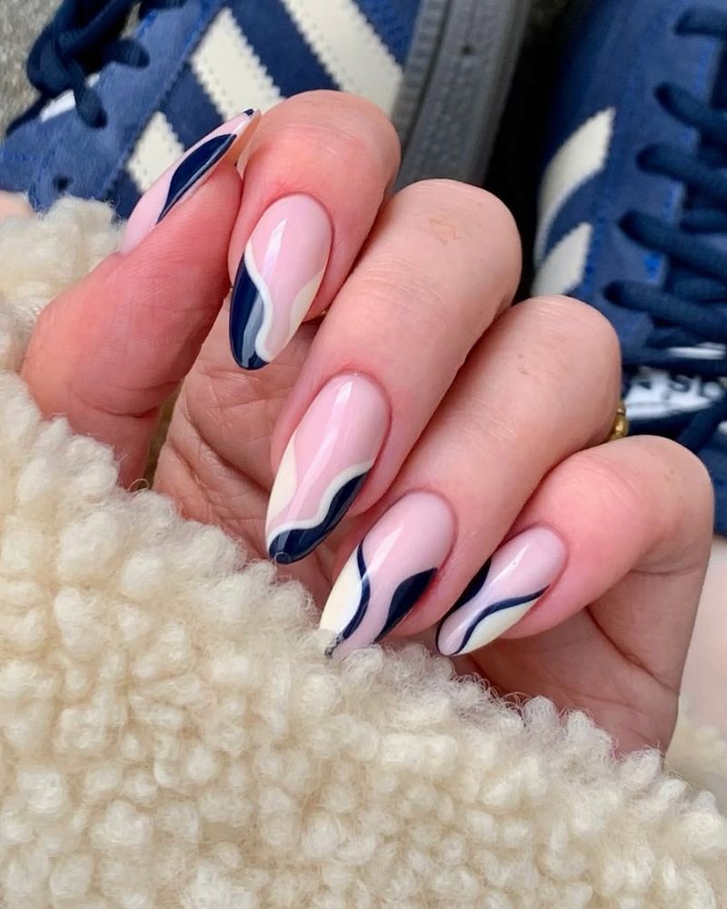 Dark Blue Nebula Gradient Medium Oval Nails, овальный — Trendy Dark Blue Nails