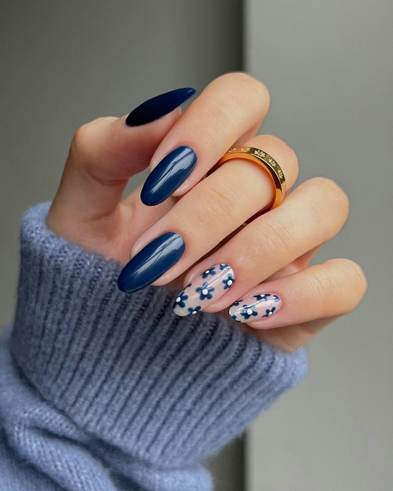 Floral Pattern Dark Blue Medium Oval Nails — Trendy Dark Blue Nails