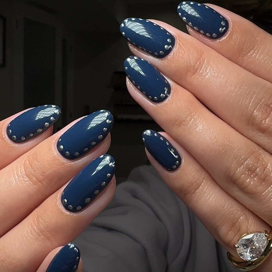 Glossy Dark Blue Cat-Eye Sharp Almond Nails — Trendy Dark Blue Nails