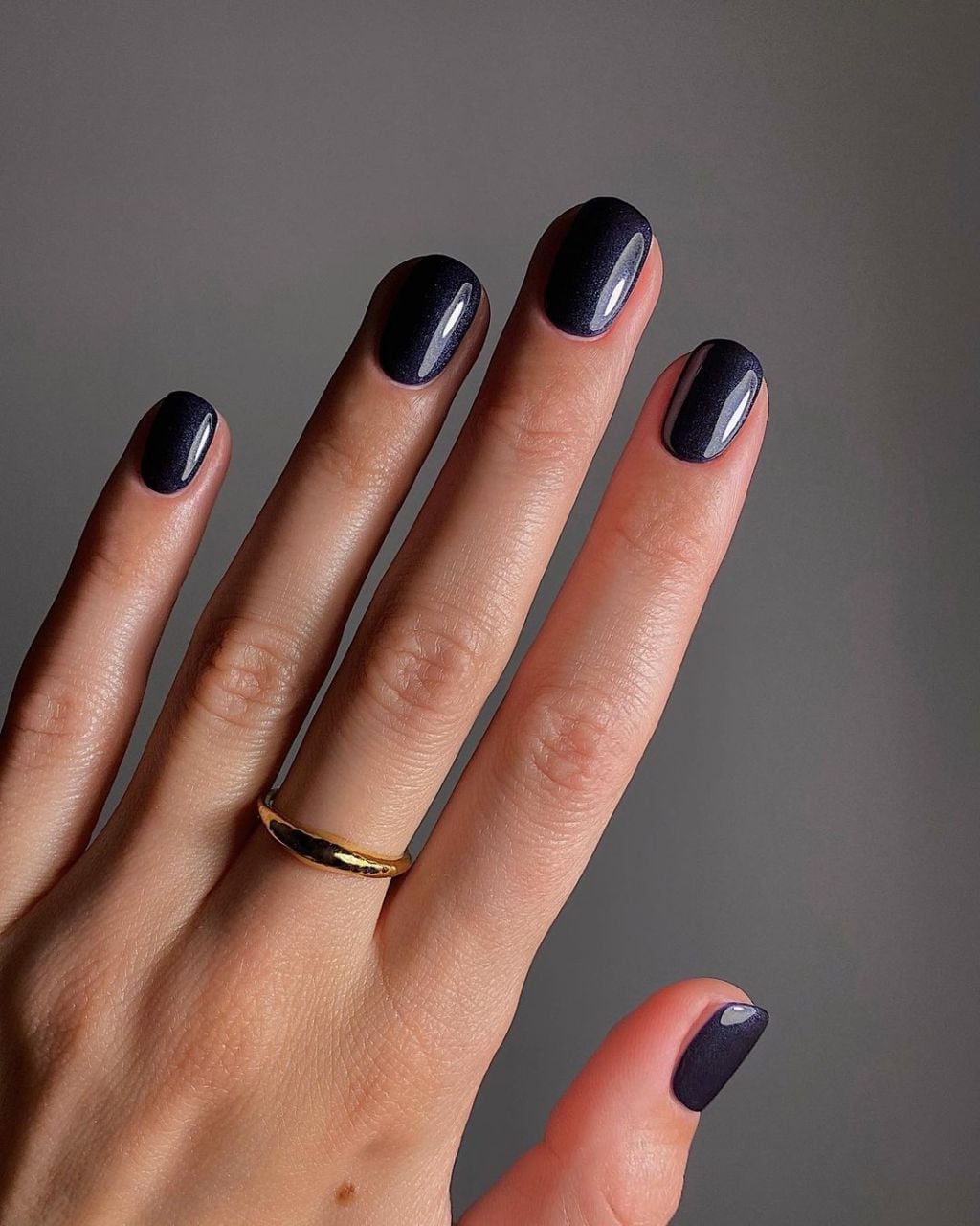 Subtle Shimmer Deep Blue Short Oval Nails — Trendy Dark Blue Nails