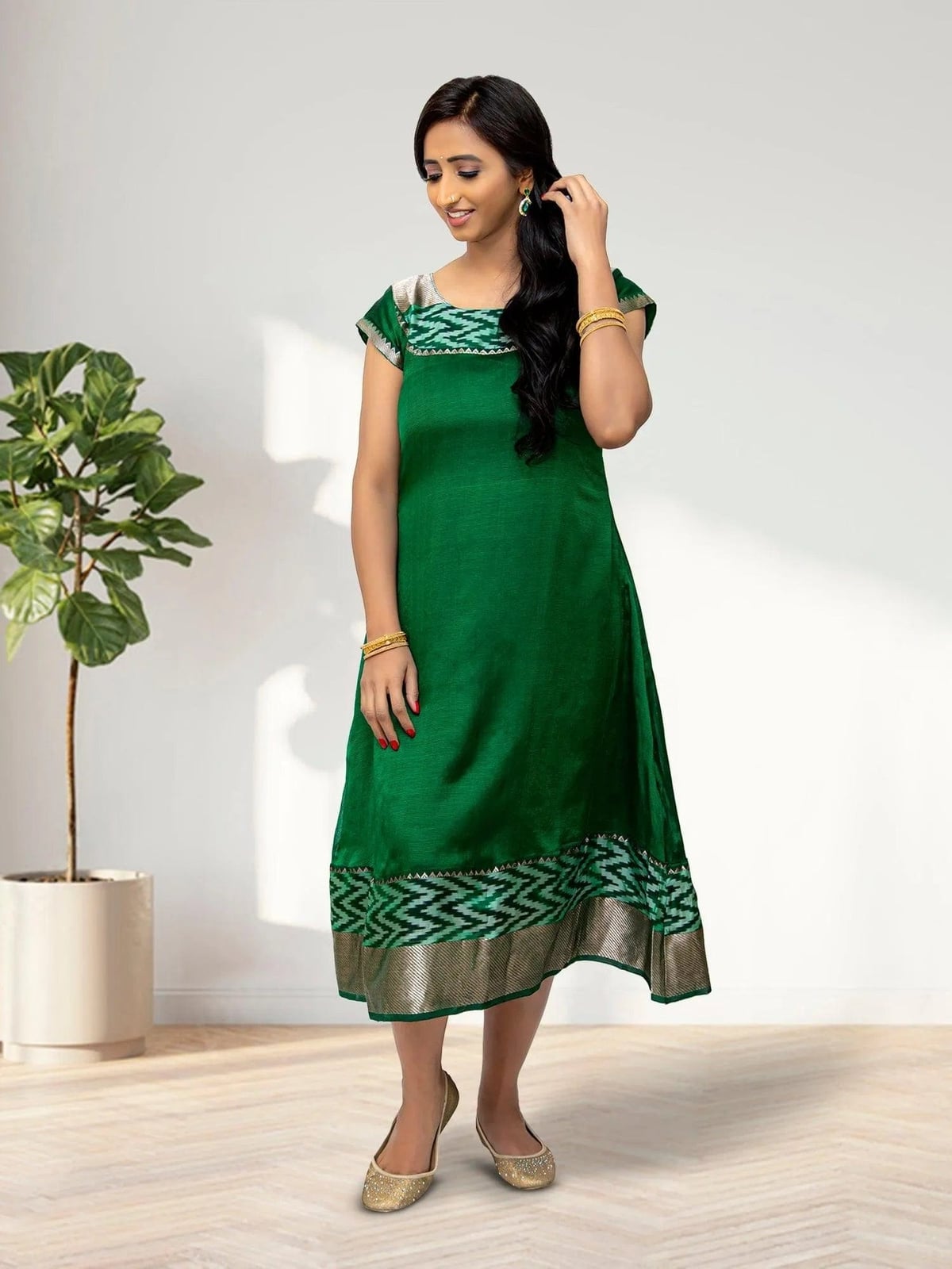 Dark green silk knee-length dress with woven trim — Trendy Dark Green Dress