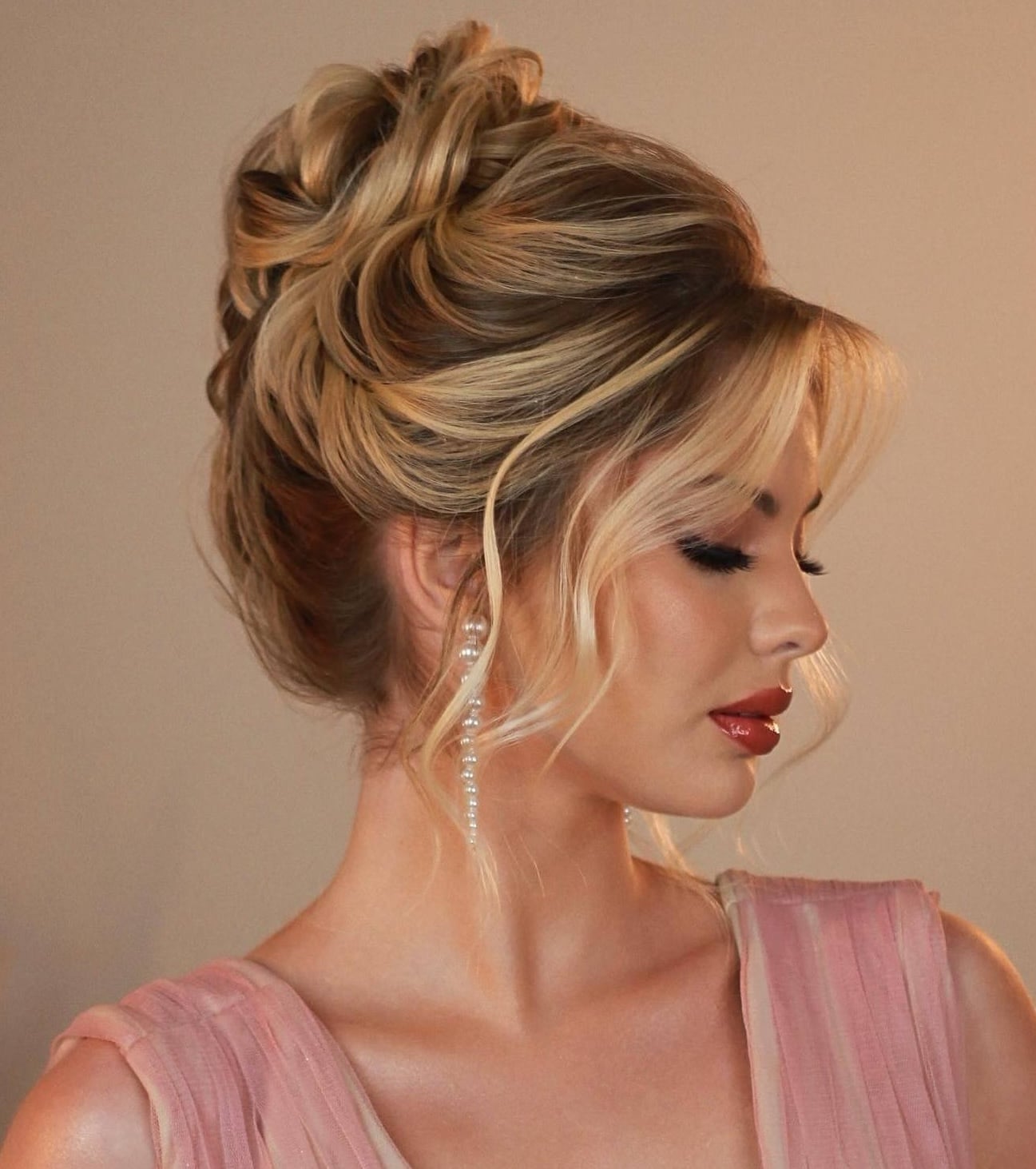 Glamorous Blonde Voluminous Updo Glamorous Blonde Voluminous Updo — Trendy Elegant Updo