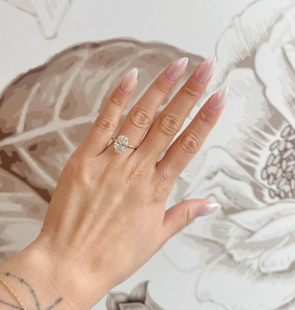 Thin White French Tip Long Almond Nails, тонкая белая линия по краю — Trendy Engagement Nails