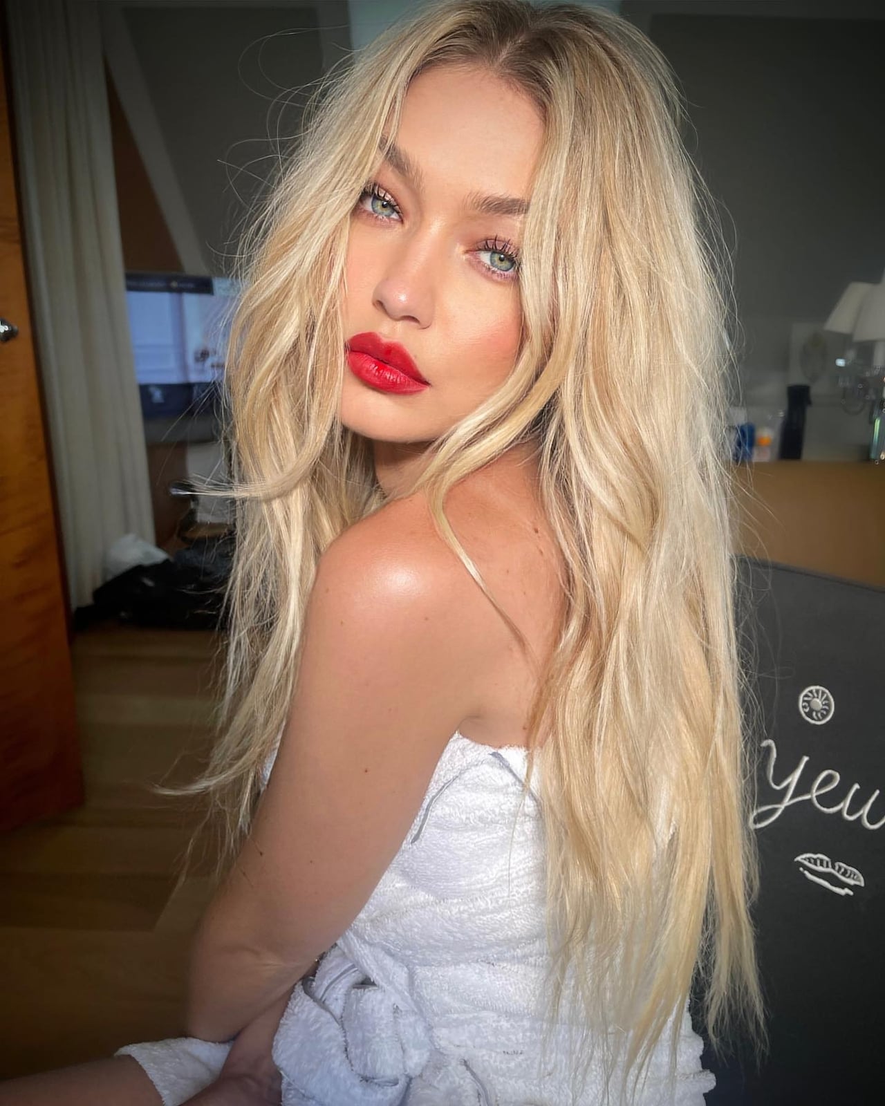 Mid-Back Platinum Blonde With Golden Undertones — Trendy Golden Blonde Hair