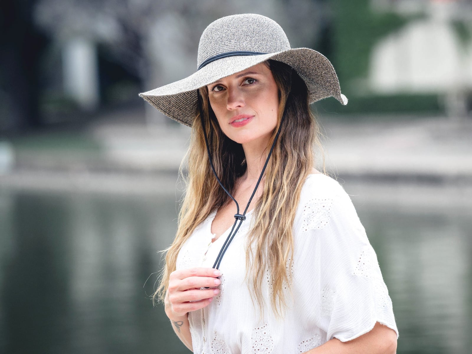 Mid-Back Wavy Dark Blonde Hair with Straw Hat Mid-Back Wavy Dark Blonde Hair with Straw Hat — Trendy Hair with Hat