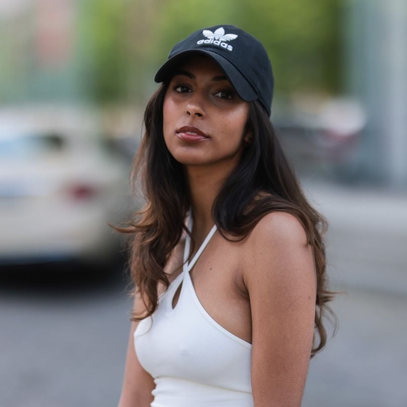 Mid-Back Loose Waves with Curtain Bangs and Baseball, Close-Up Take Mid-Back Loose Waves with Curtain Bangs and Baseball, Close-Up Take — Trendy Hair with Hat