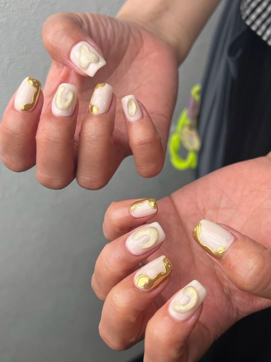 Medium Soft Square Cream Gold Abstract Wavy Nails — Trendy Japan Nails
