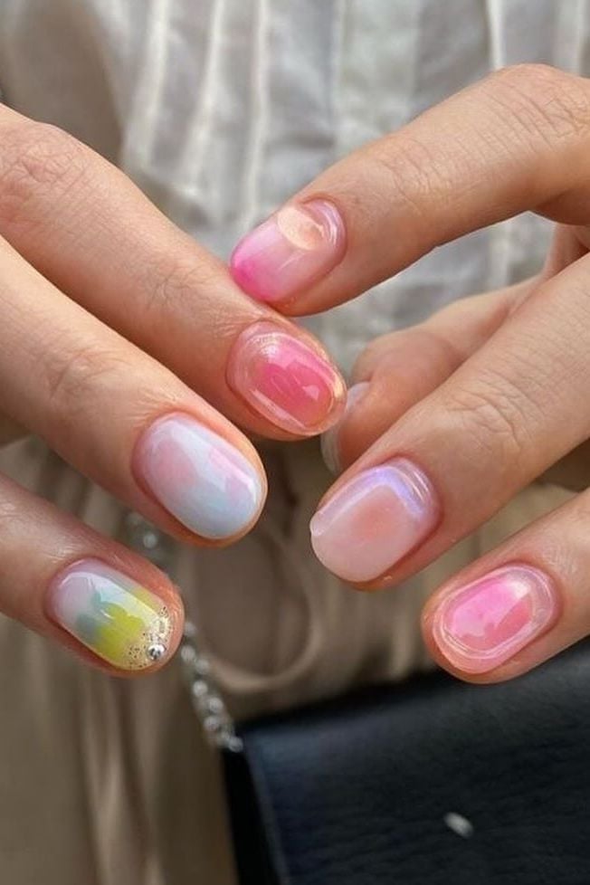 Short Oval Jelly Nails with Abstract Art — Trendy Korean Nails