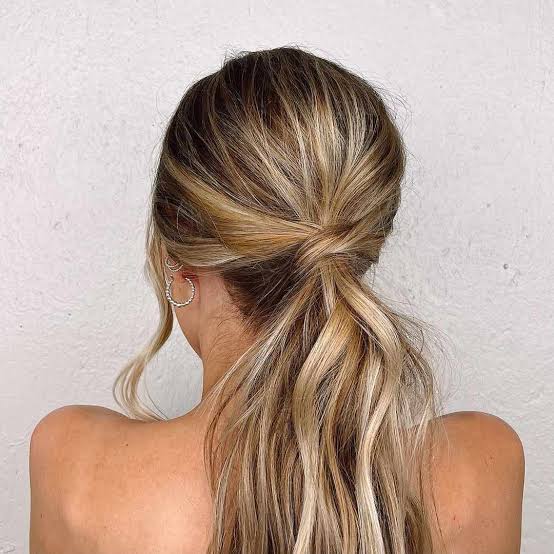Dimensional Blonde Low Ponytail With Natural Texture Dimensional Blonde Low Ponytail With Natural Texture — Trendy Low Ponytail Hairstyles