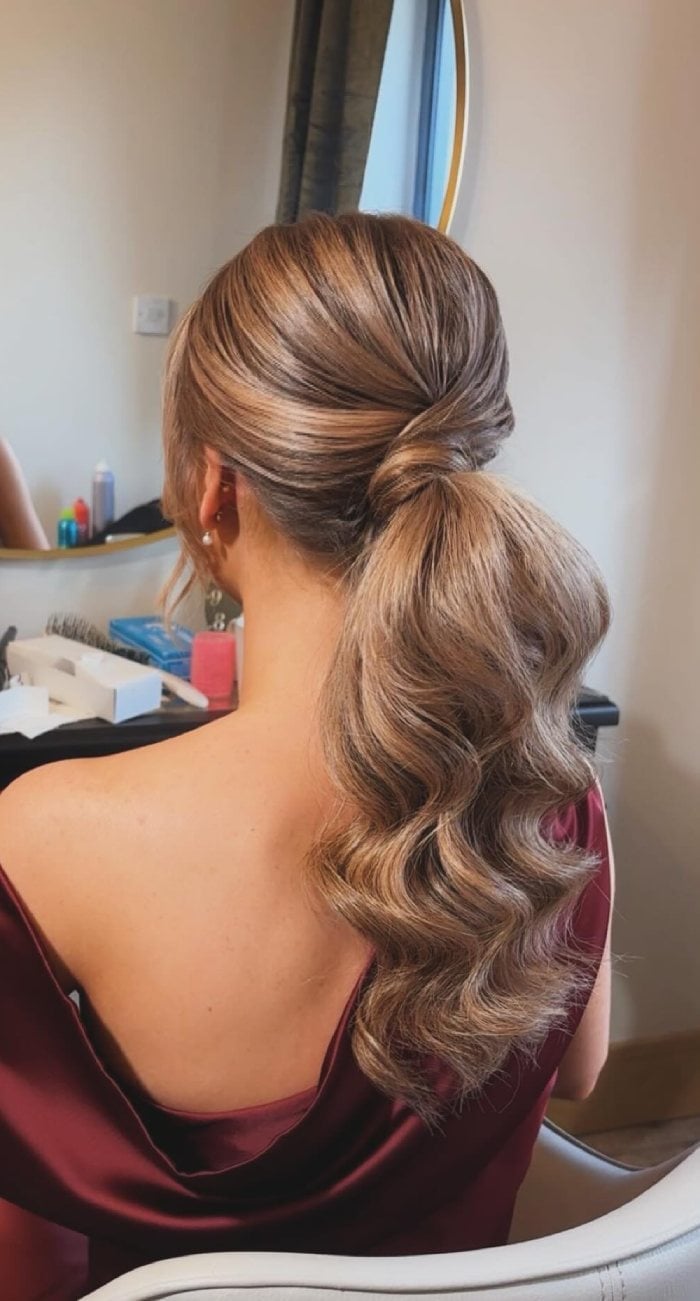 Honey Blonde Low Ponytail With Vintage Waves Honey Blonde Low Ponytail With Vintage Waves — Trendy Low Ponytail Hairstyles