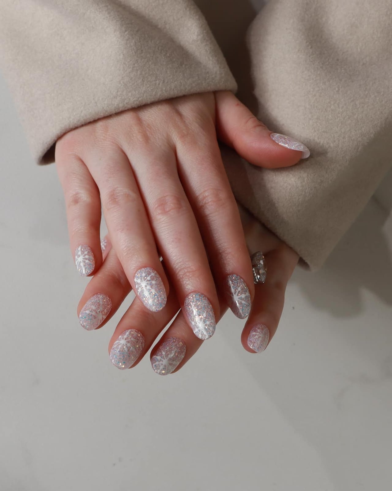 Medium Oval Glitter Snowflake Nails, овальные — Trendy Luxury Nails