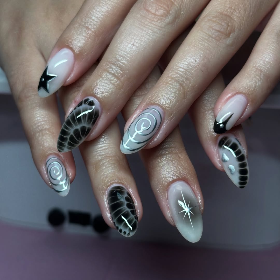 Short Oval Gold Leaf Floral Nails — Trendy Luxury Nails
