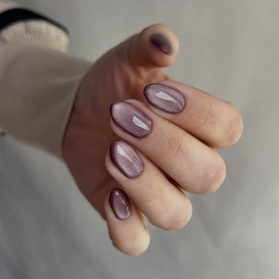 Short Oval Mauve Cat-Eye Nails — Trendy Luxury Nails