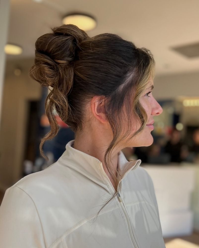 Voluminous Messy Bun With Face-Framing Pieces Voluminous Messy Bun With Face-Framing Pieces — Trendy Natural Bun