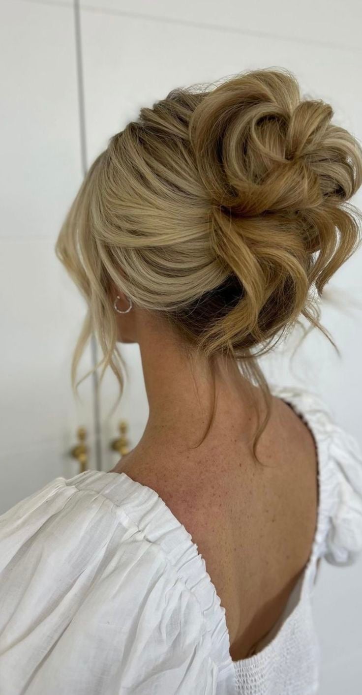 Voluminous Twisted Blonde Bun Crown Voluminous Twisted Blonde Bun Crown — Trendy Natural Bun