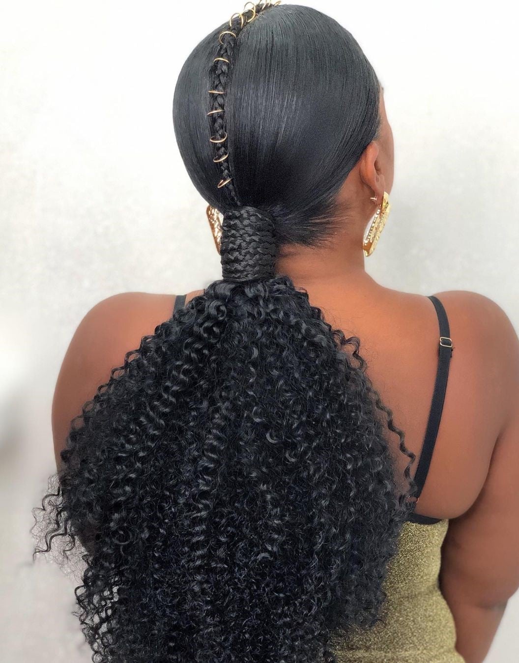 Black Ponytail With Blonde Highlights And Rings — Trendy Quick Weave Ponytail