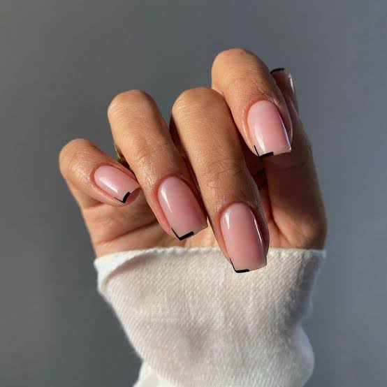 Glossy Short Square Nails With Black Cuticle Line — Trendy Short Black Nails