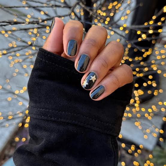 Glossy Black Short Oval Nails With White Star Accent — Trendy Short Black Nails