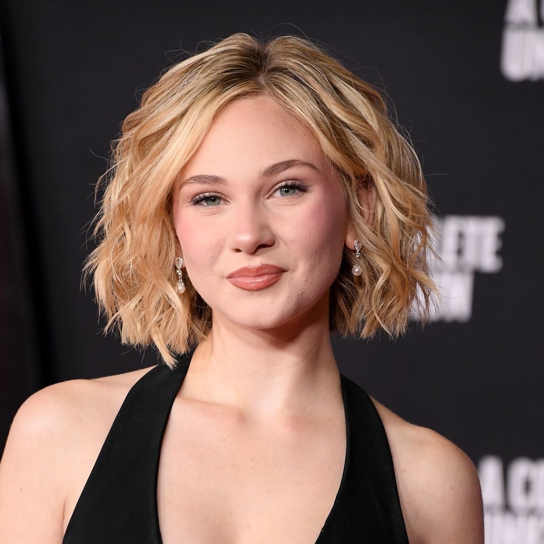 Ash Blonde Bob With Blunt Bangs And Waves — Trendy Short Hair