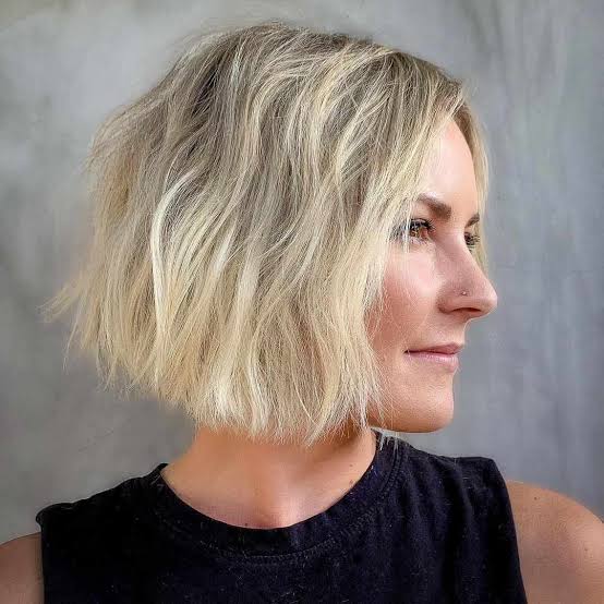 Collarbone Lob With Tousled Textured Waves — Trendy Short Hair