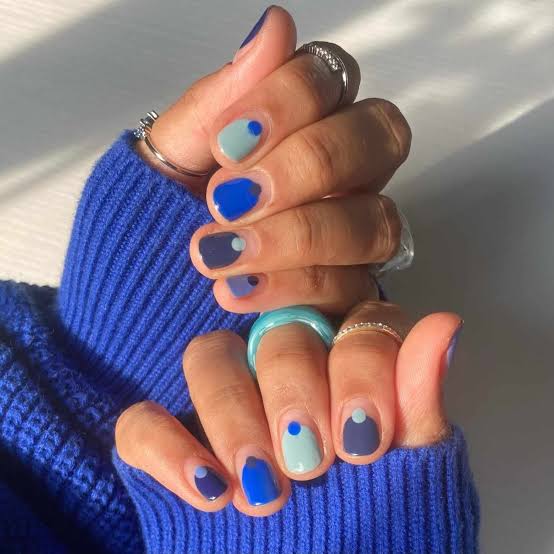 Sheer Nude Minimalist Blue Line Short Square Nails Sheer Nude Minimalist Blue Line Short Square Nails — Trendy Short Nails Color