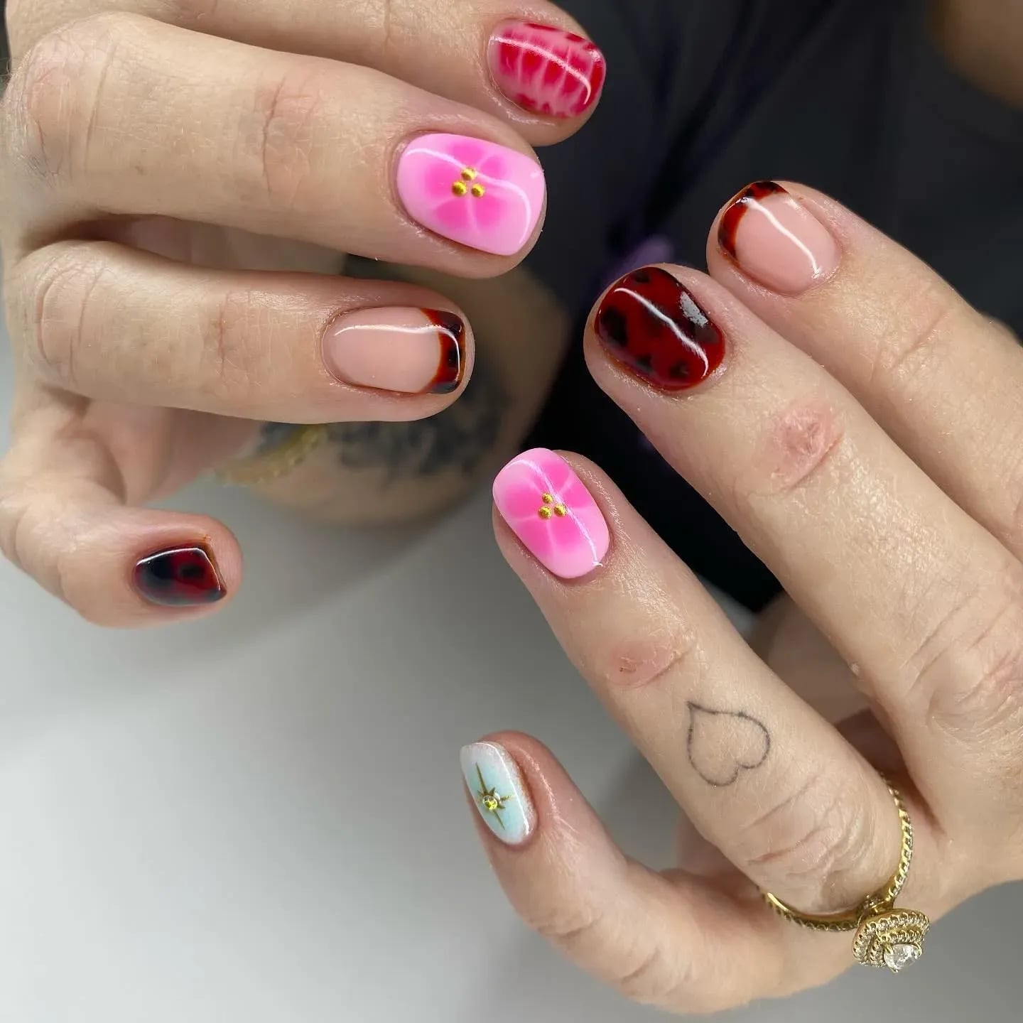 Mixed Pattern Floral Star Tortoiseshell Short Almond Nails Mixed Pattern Floral Star Tortoiseshell Short Almond Nails — Trendy Short Nails Color